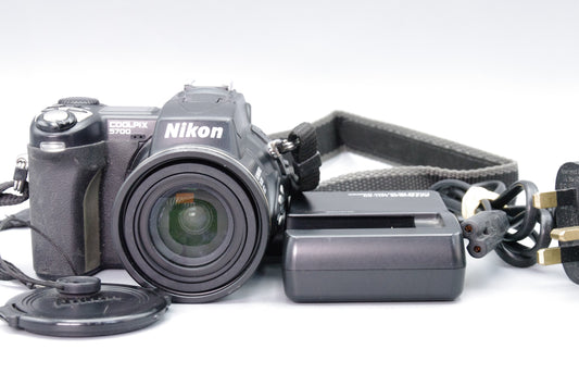 Nikon Coolpix 5700 Digital Camera – 5MP – 8× Zoom – Excellent Condition – Charger