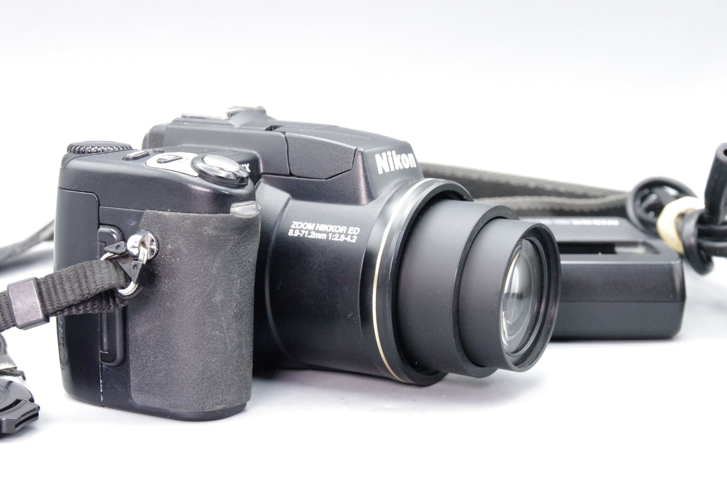 Nikon Coolpix 5700 Digital Camera – 5MP – 8× Zoom – Excellent Condition – Charger