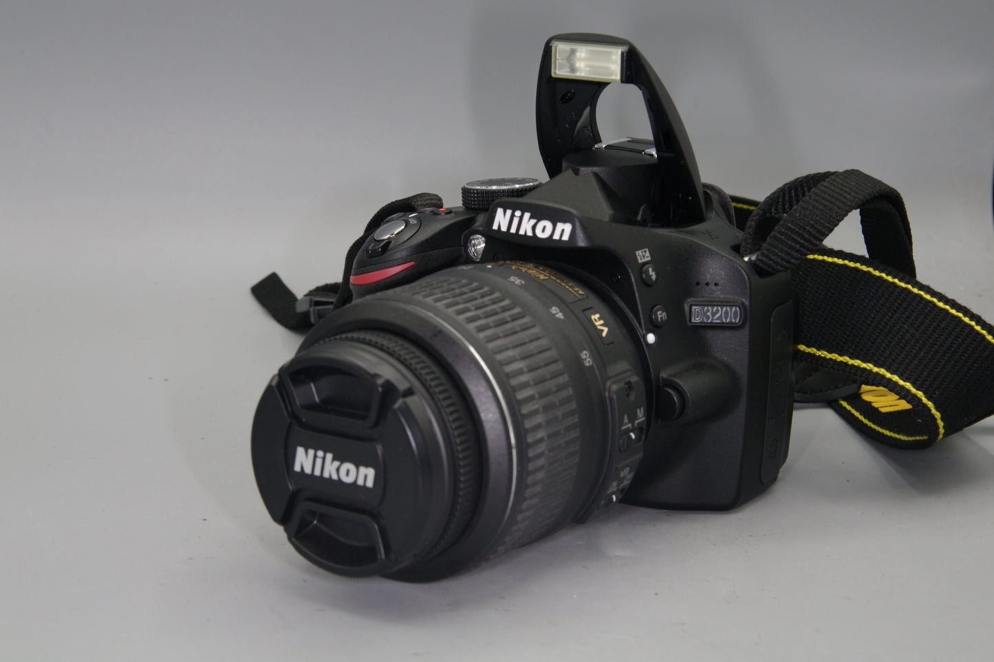Nikon D3200 DSLR with 18-55mm VR G Lens 24MP Full HD - S/C 125 MINT