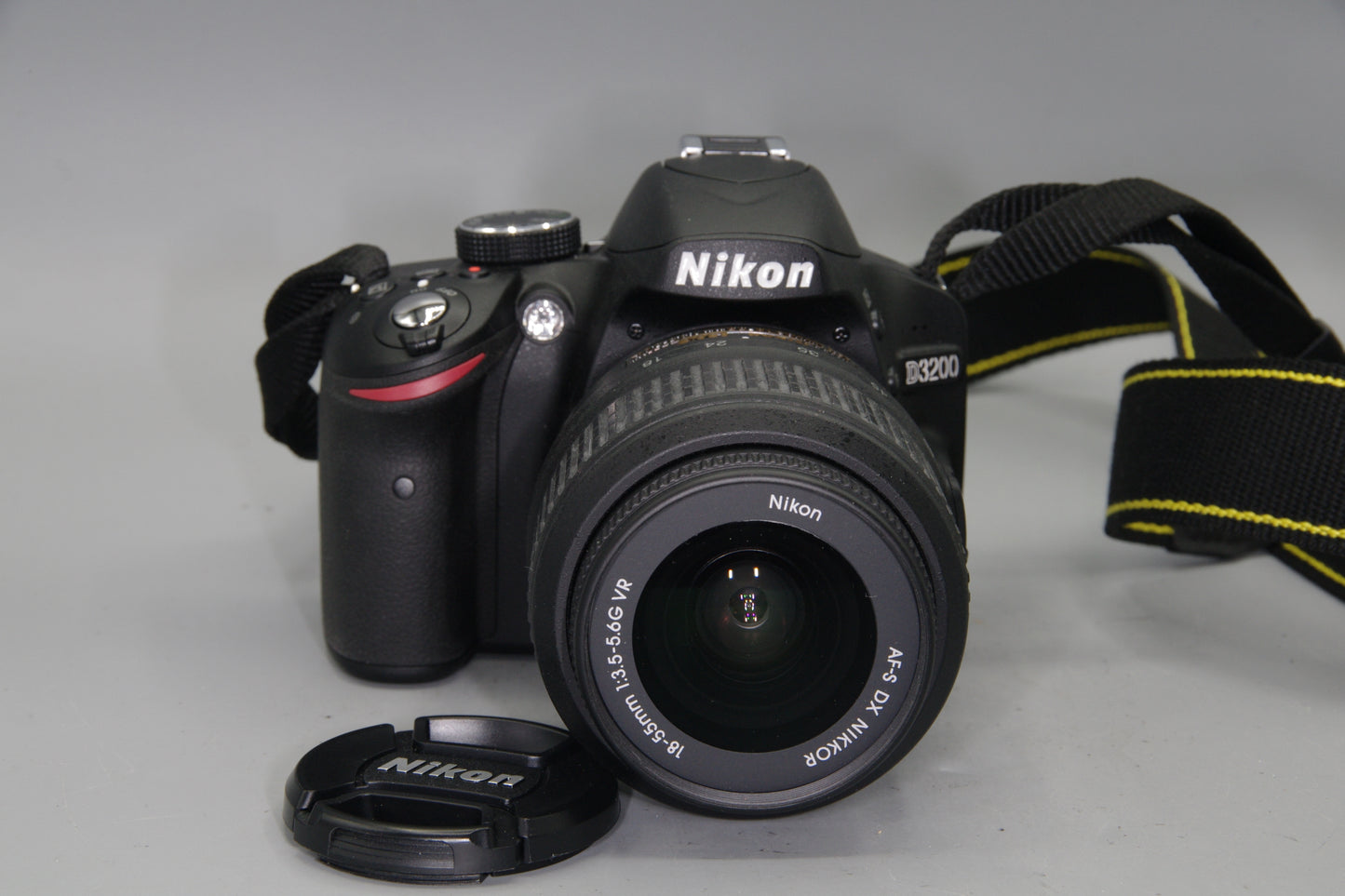 Nikon D3200 DSLR with 18-55mm VR G Lens 24MP Full HD - S/C 125 MINT