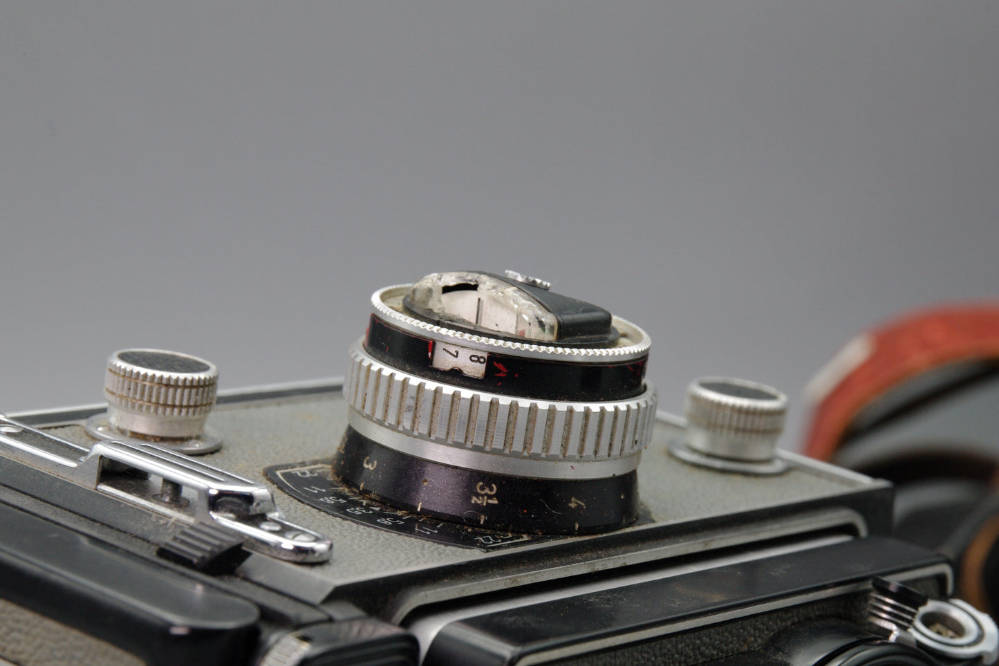 Rolleiflex 3.5 T TLR with 75mm f/3.5 Tessar Lens + Case – Meter Working