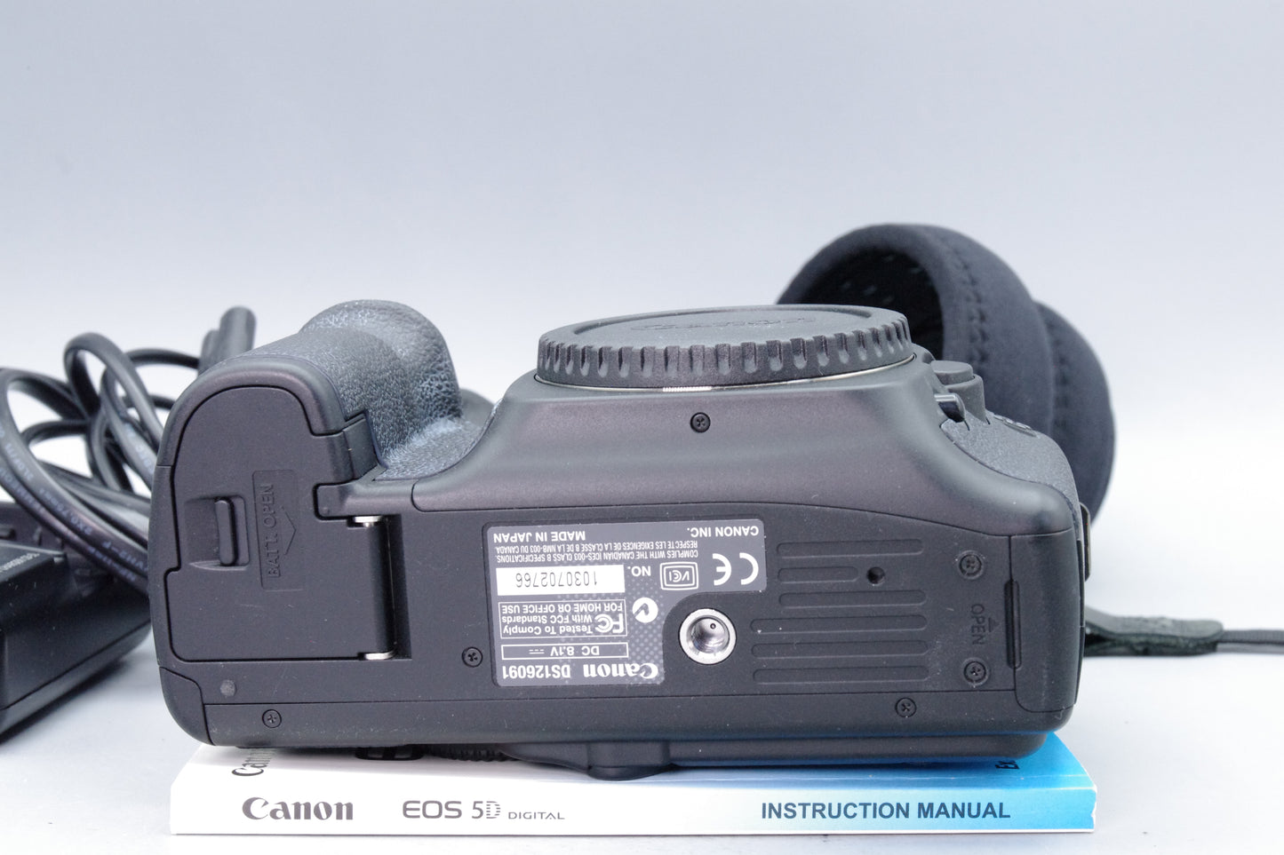 Canon EOS 5D Mark I Full Frame DSLR – Classic – Excellent – Charger & Battery