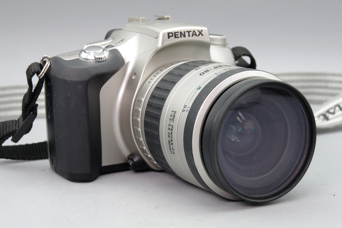 Pentax *ist 35mm SLR with Pentax‑FA 28‑80mm Lens – Tested – Excellent