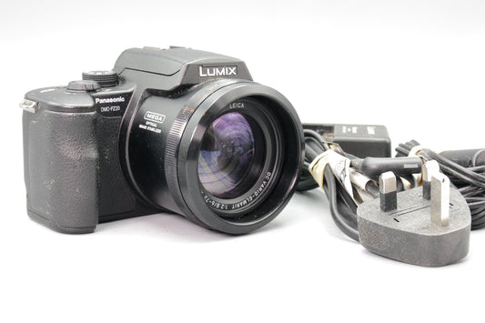 Panasonic Lumix DMC‑FZ20 Bridge Camera – 12x Zoom – Tested – Charger – VGC