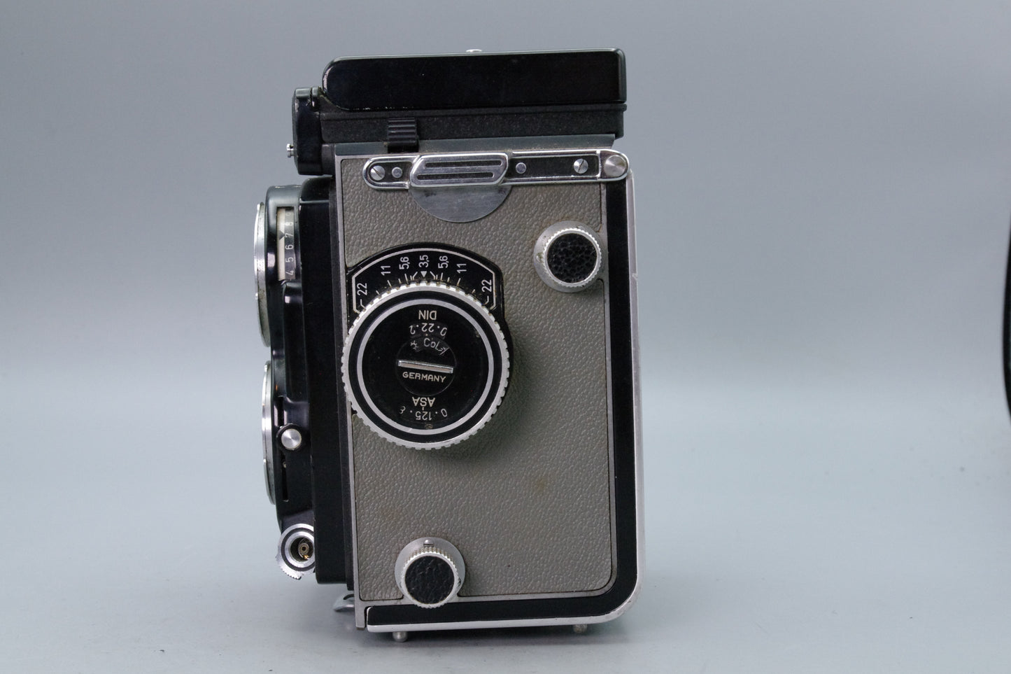 Rolleiflex 3.5 T TLR with 75mm f/3.5 Tessar Lens – Grey – Very Good