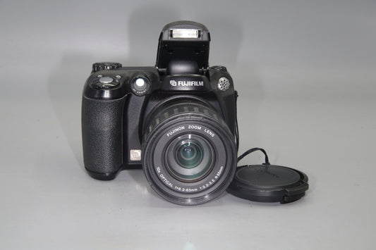 Fujifilm FinePix S5600 5.1MP Digital Camera 10x Zoom AA Battery Powered