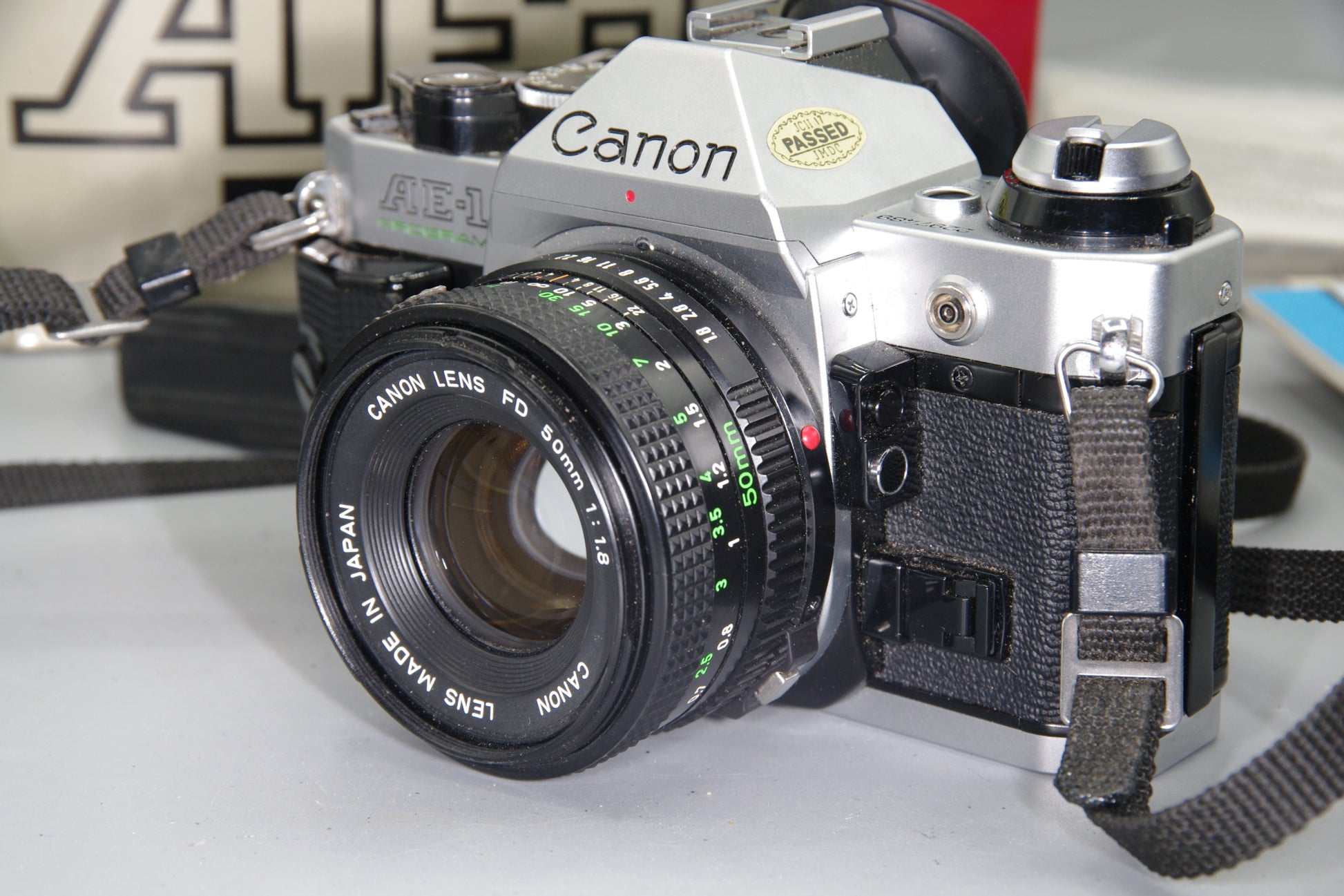 Canon AE-1 35mm SLR avec objectif Canon FD 50mm f1.4 S.S.C. + manuel d – New Wave Pool Canon AE-1 35mm SLR avec objectif Canon FD 50mm f1.4 S.S.C. + manuel d – New Wave Pool