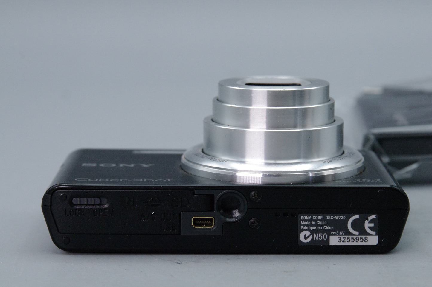 Sony Cybershot DSC‑W730 16MP Compact Camera with Battery & Charger – VGC