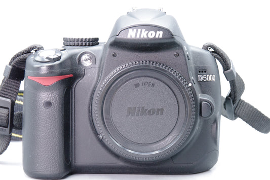 Nikon D5000 12.3MP DSLR Camera – Shutter Count 1862 – Tested – Excellent