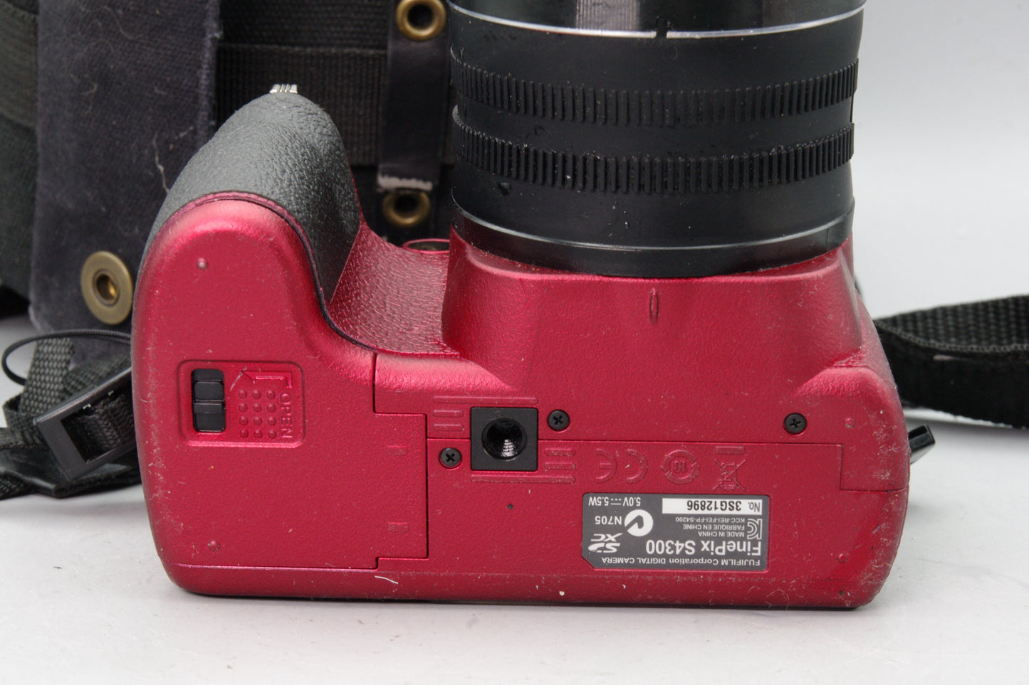 Fujifilm FinePix S4300 14MP Bridge Camera Red – 26x Zoom – VGC – Cap & Case
