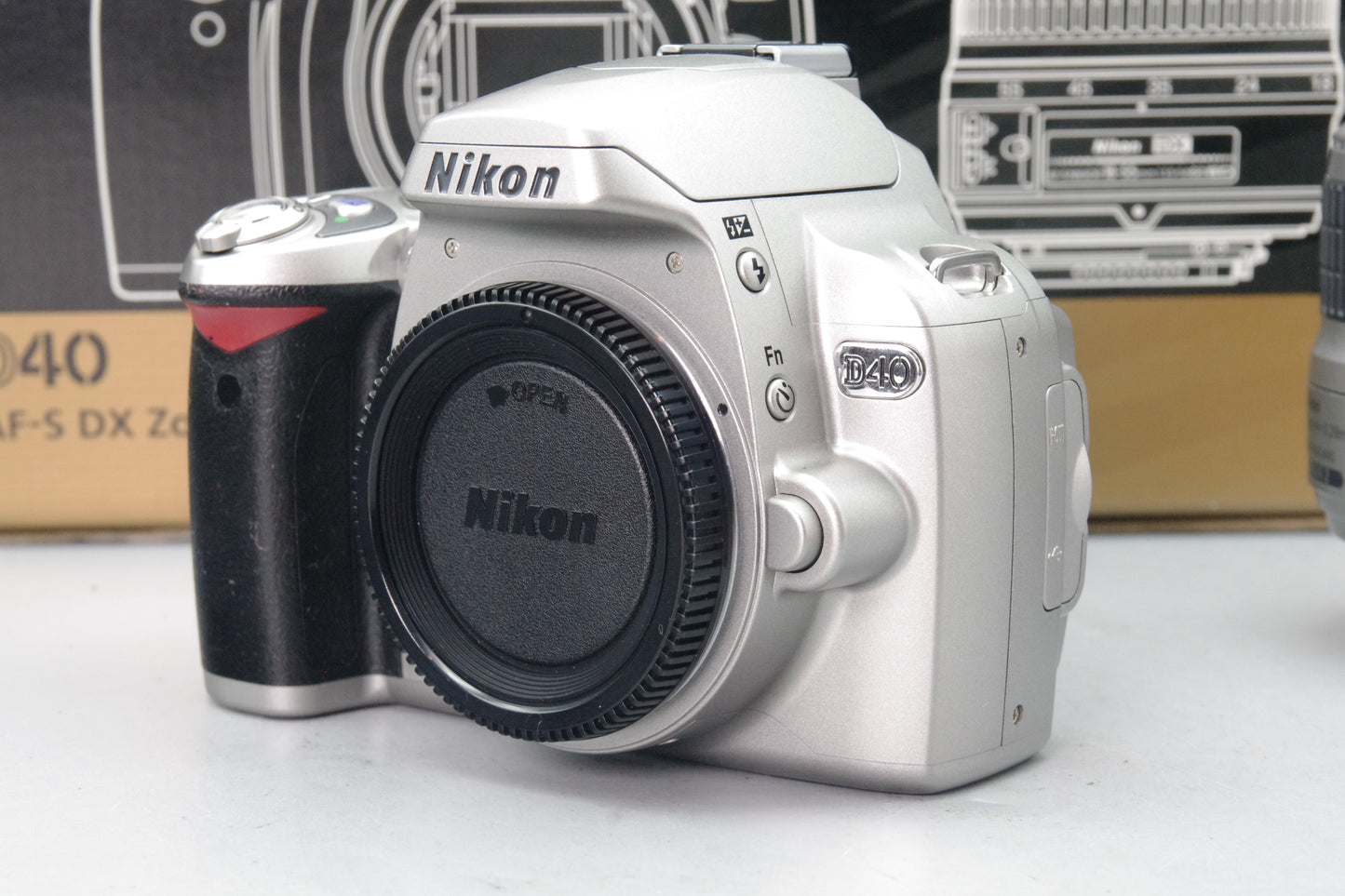 Nikon D40 6.1MP DSLR Silver Kit – Near Mint – 18–55mm – S/C 1101 – Boxed