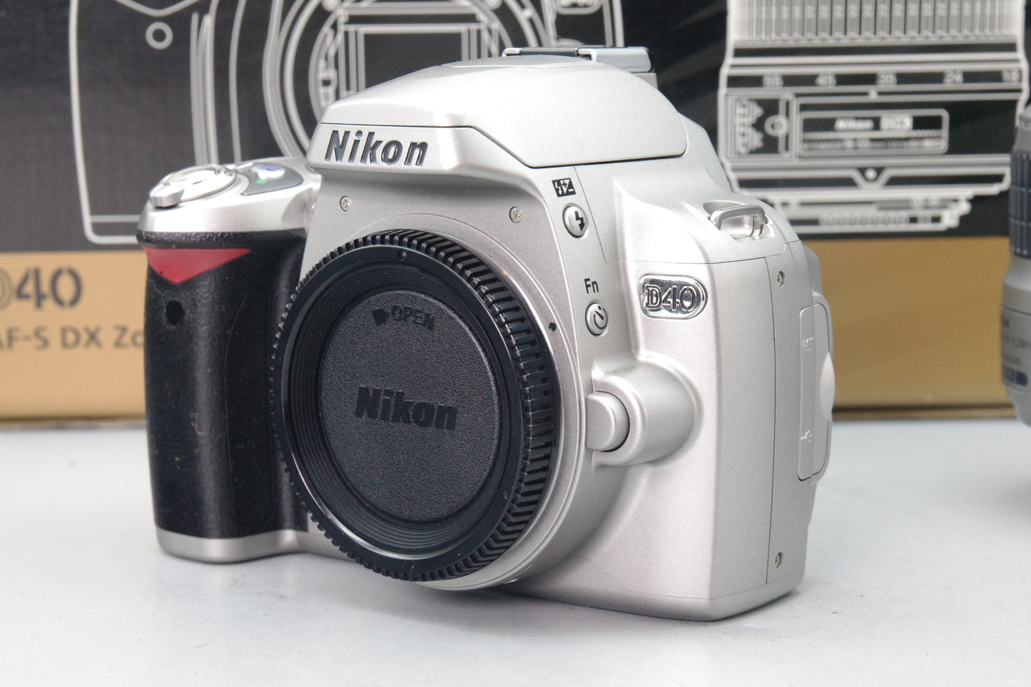 Nikon D40 6.1MP DSLR Silver Kit – Near Mint – 18–55mm – S/C 1101 – Boxed
