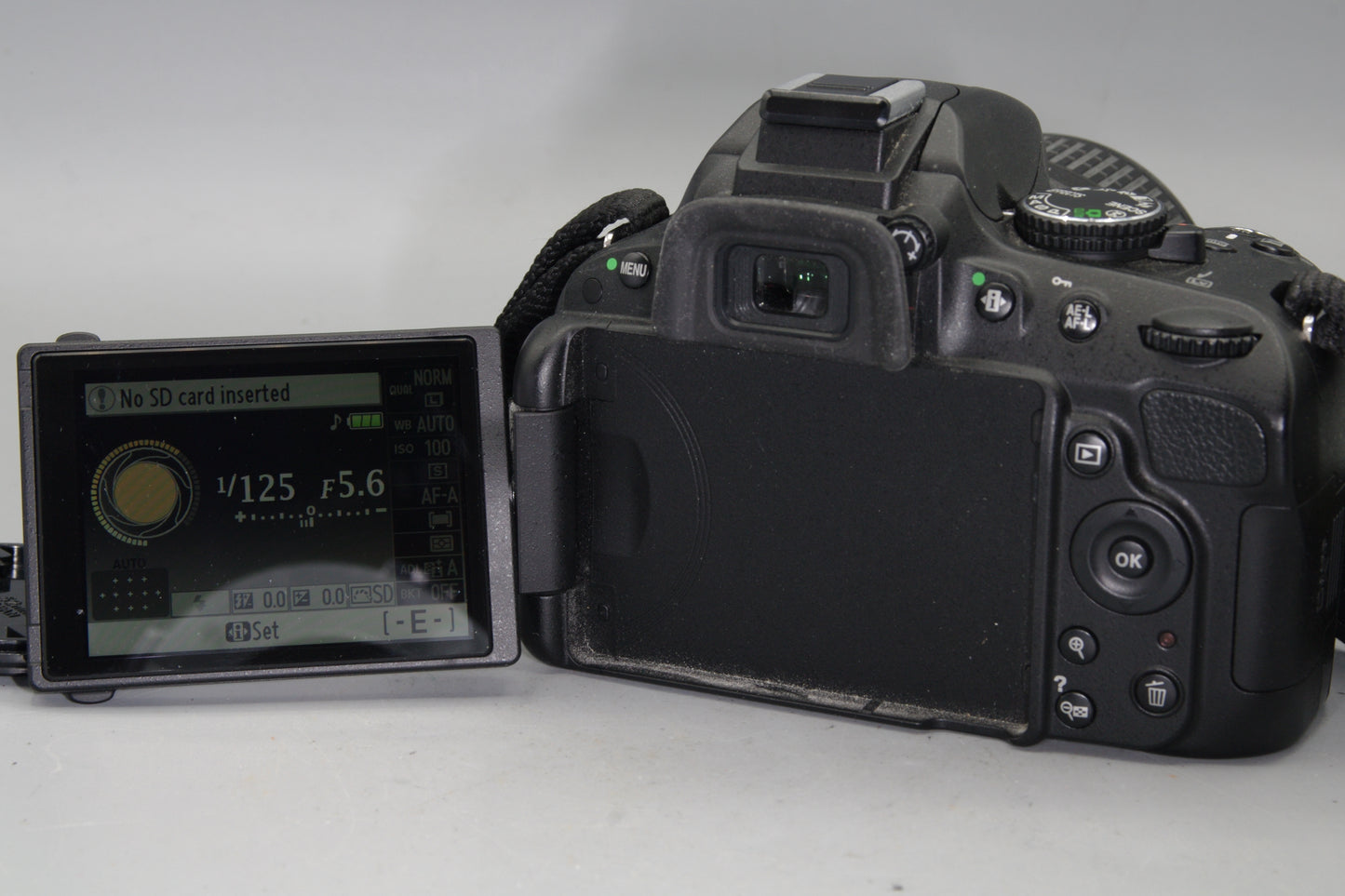Nikon D5100 16.2MP DSLR wit 18-55mm Lens +Battery - Excellent - S/C 1635