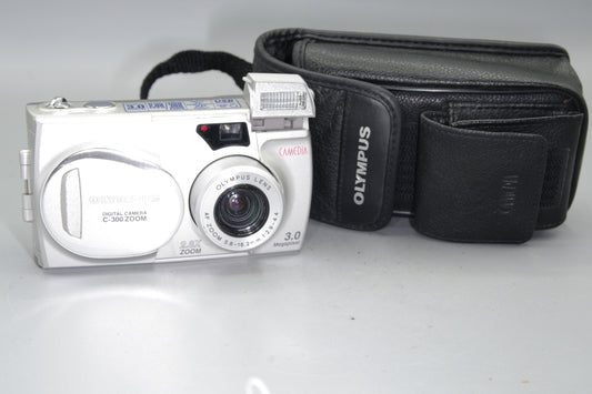 Olympus Camedia C-300 3MP Compact  Camera - Excellent *(AA Batteries