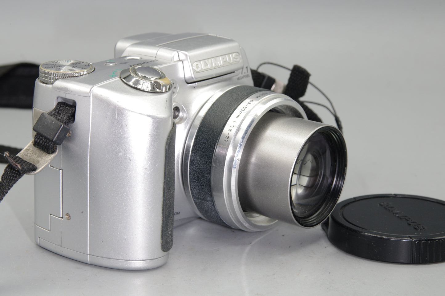 Olympus SP-510UZ 7.1MP 10X Zoom Digital Bridge Camera (AA Batteries)
