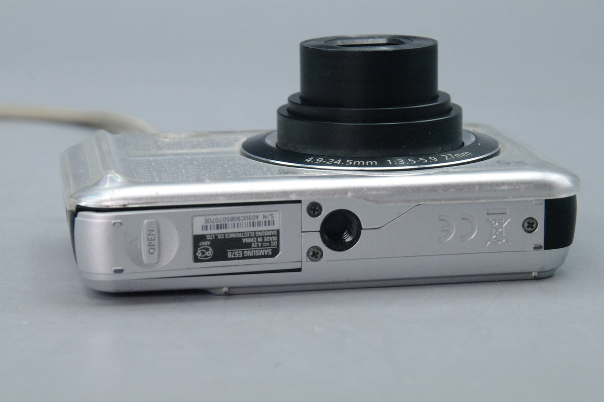 Samsung ES78 14.2MP Digital Camera – Tested – Battery Door Clip Broken – Working