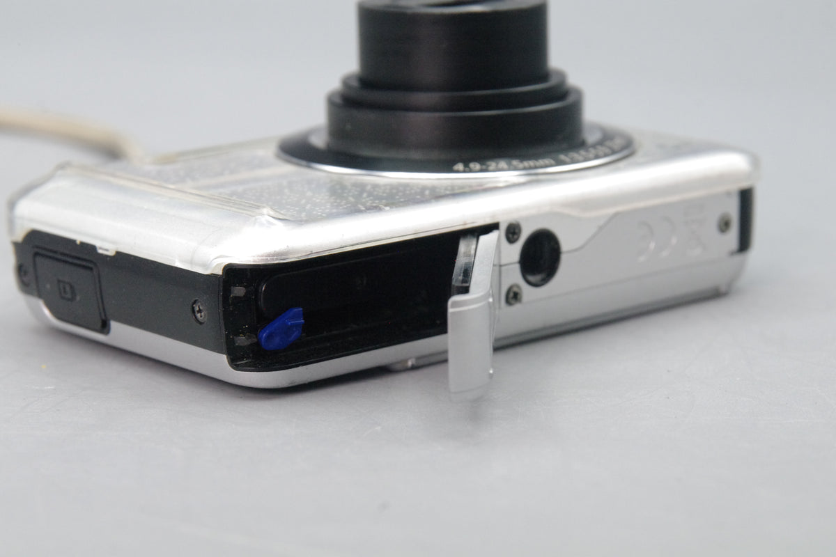 Samsung ES78 14.2MP Digital Camera – Tested – Battery Door Clip Broken – Working